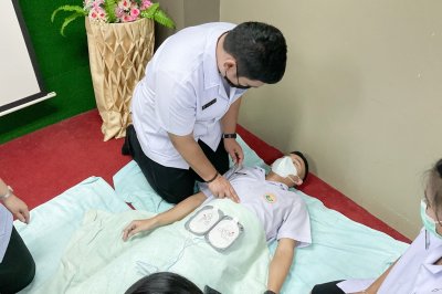 นักเรียนพนักงานผู้ช่วยการบริบาล รุ่น 43 อบรมปฏิบัติการช่วยฟื้นคืนชีพขั้นพื้นฐาน CPR ( Cardiopulmonary resuscitation ) การช่วยเหลือผู้ป่วยที่กำลังจะหยุดหายใจ