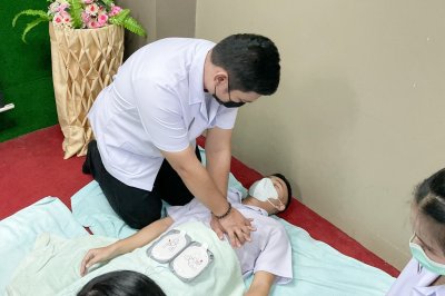 นักเรียนพนักงานผู้ช่วยการบริบาล รุ่น 43 อบรมปฏิบัติการช่วยฟื้นคืนชีพขั้นพื้นฐาน CPR ( Cardiopulmonary resuscitation ) การช่วยเหลือผู้ป่วยที่กำลังจะหยุดหายใจ