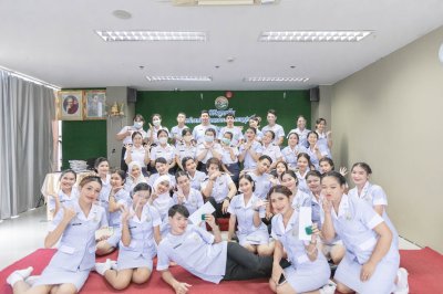 พิธีมอบเข็ม พนักงานผู้ช่วยทางการพยาบาลรุ่นที่ 43 ณ โรงเรียนเดอะแคร์การบริบาล