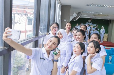 พิธีมอบเข็ม พนักงานผู้ช่วยทางการพยาบาลรุ่นที่ 43 ณ โรงเรียนเดอะแคร์การบริบาล