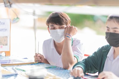 กิจกรรมเข้าวัดแกะเทียนประเพณีแห่เทียนเข้าพรรษา นักเรียนพนักงานผู้ช่วยพยาบาล รุ่นที่ 43 ณ วัดศรีประดู่ จังหวัดอุบลราชธานี