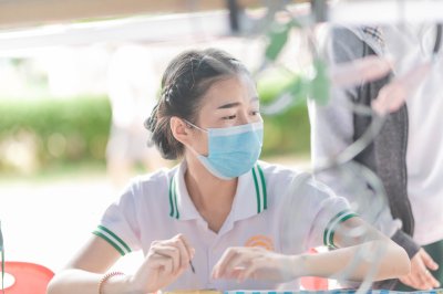 กิจกรรมเข้าวัดแกะเทียนประเพณีแห่เทียนเข้าพรรษา นักเรียนพนักงานผู้ช่วยพยาบาล รุ่นที่ 43 ณ วัดศรีประดู่ จังหวัดอุบลราชธานี