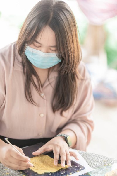 กิจกรรมเข้าวัดแกะเทียนประเพณีแห่เทียนเข้าพรรษา นักเรียนพนักงานผู้ช่วยพยาบาล รุ่นที่ 43 ณ วัดศรีประดู่ จังหวัดอุบลราชธานี