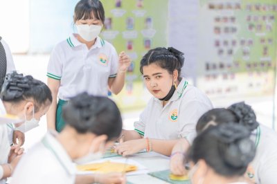 กิจกรรมเข้าวัดแกะเทียนประเพณีแห่เทียนเข้าพรรษา นักเรียนพนักงานผู้ช่วยพยาบาล รุ่นที่ 43 ณ วัดศรีประดู่ จังหวัดอุบลราชธานี
