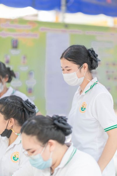 กิจกรรมเข้าวัดแกะเทียนประเพณีแห่เทียนเข้าพรรษา นักเรียนพนักงานผู้ช่วยพยาบาล รุ่นที่ 43 ณ วัดศรีประดู่ จังหวัดอุบลราชธานี