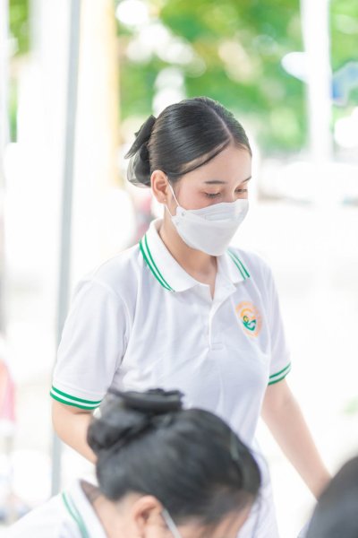 กิจกรรมเข้าวัดแกะเทียนประเพณีแห่เทียนเข้าพรรษา นักเรียนพนักงานผู้ช่วยพยาบาล รุ่นที่ 43 ณ วัดศรีประดู่ จังหวัดอุบลราชธานี