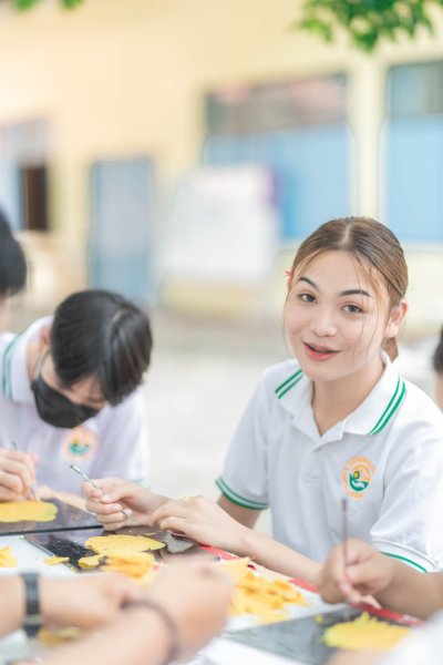 กิจกรรมเข้าวัดแกะเทียนประเพณีแห่เทียนเข้าพรรษา นักเรียนพนักงานผู้ช่วยพยาบาล รุ่นที่ 43 ณ วัดศรีประดู่ จังหวัดอุบลราชธานี