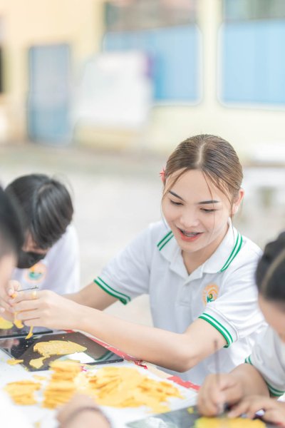 กิจกรรมเข้าวัดแกะเทียนประเพณีแห่เทียนเข้าพรรษา นักเรียนพนักงานผู้ช่วยพยาบาล รุ่นที่ 43 ณ วัดศรีประดู่ จังหวัดอุบลราชธานี