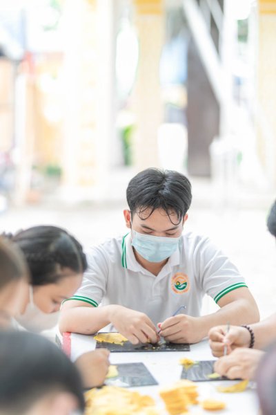 กิจกรรมเข้าวัดแกะเทียนประเพณีแห่เทียนเข้าพรรษา นักเรียนพนักงานผู้ช่วยพยาบาล รุ่นที่ 43 ณ วัดศรีประดู่ จังหวัดอุบลราชธานี