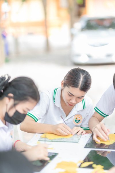 กิจกรรมเข้าวัดแกะเทียนประเพณีแห่เทียนเข้าพรรษา นักเรียนพนักงานผู้ช่วยพยาบาล รุ่นที่ 43 ณ วัดศรีประดู่ จังหวัดอุบลราชธานี