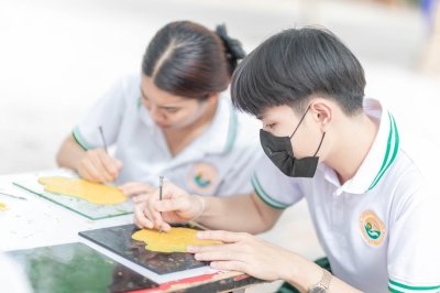 กิจกรรมเข้าวัดแกะเทียนประเพณีแห่เทียนเข้าพรรษา นักเรียนพนักงานผู้ช่วยพยาบาล รุ่นที่ 43 ณ วัดศรีประดู่ จังหวัดอุบลราชธานี