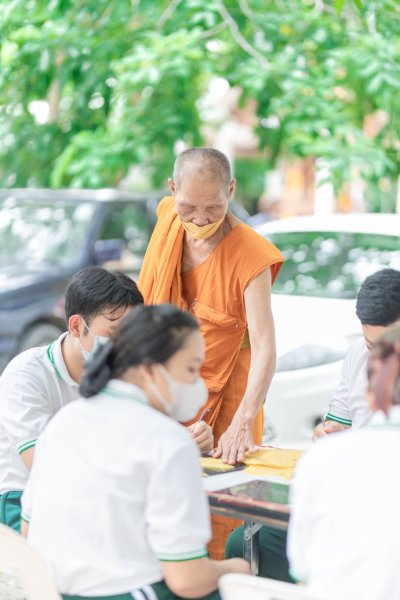 กิจกรรมเข้าวัดแกะเทียนประเพณีแห่เทียนเข้าพรรษา นักเรียนพนักงานผู้ช่วยพยาบาล รุ่นที่ 43 ณ วัดศรีประดู่ จังหวัดอุบลราชธานี