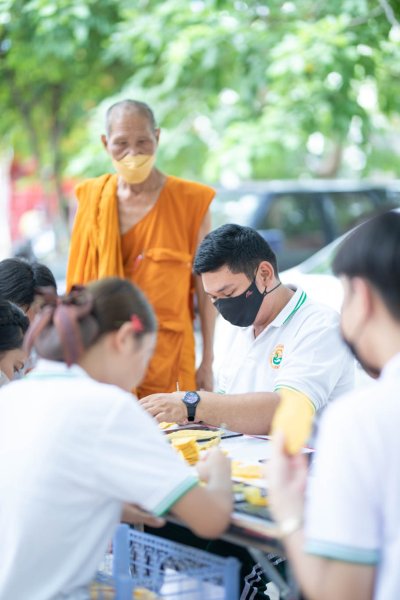 กิจกรรมเข้าวัดแกะเทียนประเพณีแห่เทียนเข้าพรรษา นักเรียนพนักงานผู้ช่วยพยาบาล รุ่นที่ 43 ณ วัดศรีประดู่ จังหวัดอุบลราชธานี