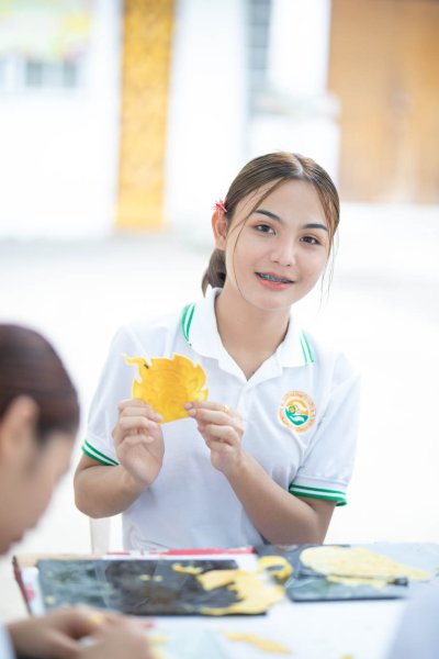 กิจกรรมเข้าวัดแกะเทียนประเพณีแห่เทียนเข้าพรรษา นักเรียนพนักงานผู้ช่วยพยาบาล รุ่นที่ 43 ณ วัดศรีประดู่ จังหวัดอุบลราชธานี