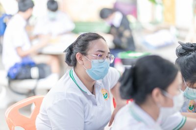 กิจกรรมเข้าวัดแกะเทียนประเพณีแห่เทียนเข้าพรรษา นักเรียนพนักงานผู้ช่วยพยาบาล รุ่นที่ 43 ณ วัดศรีประดู่ จังหวัดอุบลราชธานี