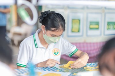 กิจกรรมเข้าวัดแกะเทียนประเพณีแห่เทียนเข้าพรรษา นักเรียนพนักงานผู้ช่วยพยาบาล รุ่นที่ 43 ณ วัดศรีประดู่ จังหวัดอุบลราชธานี