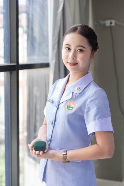 พิธีมอบเข็ม พนักงานผู้ช่วยทางการพยาบาลรุ่นที่ 46 ณ โรงเรียนเดอะแคร์การบริบาล 