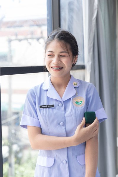 พิธีมอบเข็ม พนักงานผู้ช่วยทางการพยาบาลรุ่นที่ 46 ณ โรงเรียนเดอะแคร์การบริบาล 