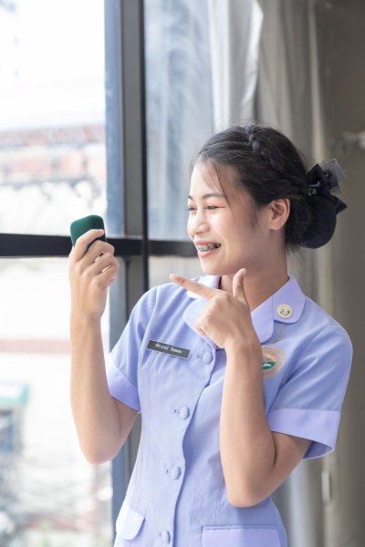พิธีมอบเข็ม พนักงานผู้ช่วยทางการพยาบาลรุ่นที่ 46 ณ โรงเรียนเดอะแคร์การบริบาล 