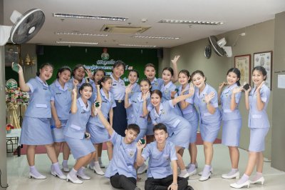 พิธีมอบเข็ม พนักงานผู้ช่วยทางการพยาบาลรุ่นที่ 46 ณ โรงเรียนเดอะแคร์การบริบาล 