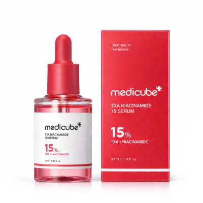 เซรั่ม Medicube TXA Niacinamide 15 Serum ขนาด 30 ml ขวดแก้วสีใสพร้อมหลอดดรอปเปอร์สีแดง คู่กับกล่องบรรจุภัณฑ์สีแดง ดีไซน์เรียบหรู เน้นสูตรเข้มข้น 15%