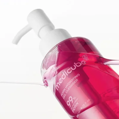 ภาพมุมเอียงของ Medicube PDRN Hydrating Gel Cleanser แสดงเนื้อเจลสีชมพูใสและหัวปั๊มสีขาว เจลล้างหน้าช่วยเติมความชุ่มชื้นให้ผิว