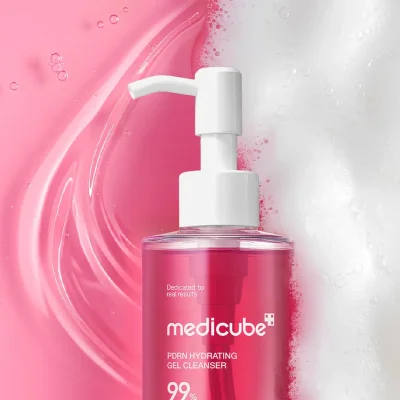 Medicube PDRN Hydrating Gel Cleanser พร้อมเนื้อเจลสีชมพูและฟองโฟม แสดงคุณสมบัติการทำความสะอาดอย่างอ่อนโยนและเพิ่มความชุ่มชื้นให้ผิว