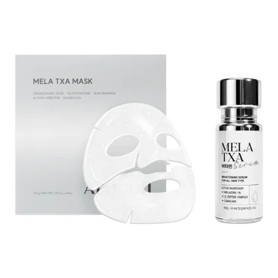 ภาพผลิตภัณฑ์ MELA TXA Brightening Set ประกอบด้วย MELA TXA Mask และ MELA TXA Serum วางบนพื้นหลังสีเทาอ่อน โดยมีกล่องมาส์กสีเงินพร้อมแผ่นมาส์กไฮโดรเจลสีขาวอยู่ด้านซ้าย และขวดเซรั่มสีเงินเงาอยู่ด้านขวา สื่อถึงการดูแลผิวให้ดูกระจ่างใส ลดเลือนฝ้า กระ และจุดด่า