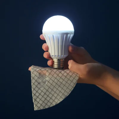 มือถือหลอดไฟ LED สว่างและแผ่นมาส์กกราฟีน แสดงถึงพลังงานและนวัตกรรมของ AROCELL MASK