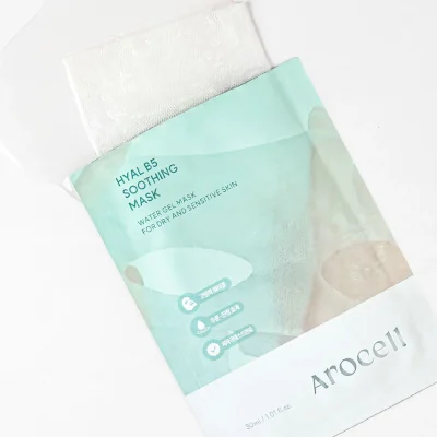 ซองมาสก์ Arocell Hyal B5 Soothing Mask ที่เปิดออก เผยให้เห็นแผ่นมาสก์และเนื้อเอสเซนส์ มีระบุว่าเป็น Water Gel Mask