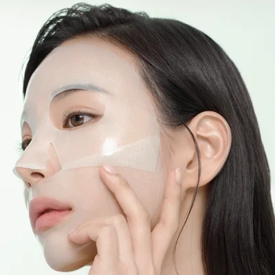 มาส์กหน้าเกาหลี Arocell Cica Repair Panthenol Gel Mask บนใบหน้าผู้หญิง แสดงความแนบสนิทและสบายผิว