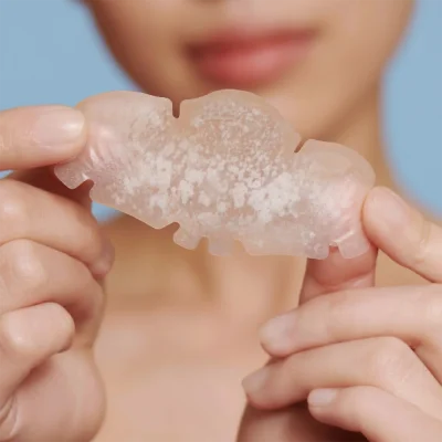 แผ่นแปะสิวไฮโดรคอลลอยด์ Medical Grade ที่ผ่านการใช้งานแล้ว มีคราบสีขาวแสดงถึงการดูดซับหนองและของเหลวจากสิว