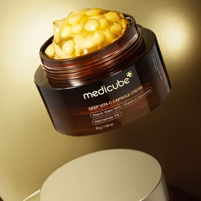 เปิดกระปุก Medicube Deep Vita C Capsule Cream ให้เห็นเนื้อครีมแคปซูลวิตามินซีสีเหลืองลอยในเจลใส