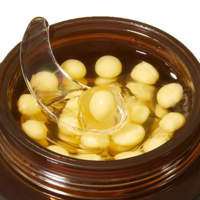 ไม้พาย (Spatula) ตักเนื้อครีมแคปซูล Medicube Deep Vita C ที่แสดงการแยกกันของแคปซูล Liposome และเจลใส