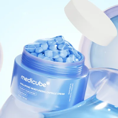 กระปุก Medicube Hyaluronic Moisturizing Capsule Cream เปิดฝาให้เห็นเนื้อเจลใสและแคปซูลไฮยาสีฟ้าที่ช่วยเติมความชุ่มชื้น