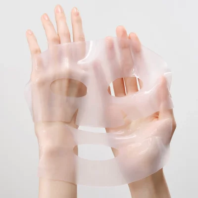 แผ่นมาส์กไฮโดรเจล (Hydrogel mask) ของ AROCELL MASK แสดงเนื้อสัมผัสที่แนบสนิทผิว
