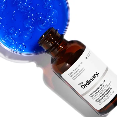 เนื้อเซรั่มสีฟ้าเข้มข้นของ The Ordinary Multi-Peptide + Copper Peptides 1% Serum ในถาดทดลอง