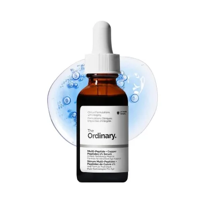 ขวดเซรั่ม The Ordinary Multi-Peptide + Copper Peptides 1% Serum พร้อมเนื้อสัมผัสเซรั่มสีฟ้า