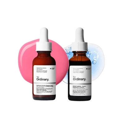 เซรั่ม The Ordinary สองขวด: ขวดซ้ายคือ Soothing & Barrier Support Serum (เซรั่มสีชมพู) และขวดขวาคือ Multi-Peptide + Copper Peptides 1% Serum (เซรั่มสีฟ้า) วางคู่กัน โดยมีฉากหลังเป็นเนื้อเซรั่มของแต่ละสี
