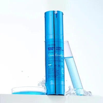 VT Hydrop Reedle Shot 100 ขวดเซรั่มไมโครนีดดิ้งสีฟ้า ตั้งอยู่พร้อมหลอดทดลอง เน้นความชุ่มชื้นและไฮยาลูรอนโมเลกุลต่ำ