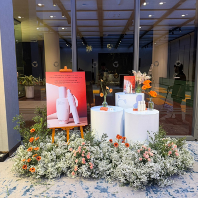 การจัดดอกไม้โทนสีส้มอบอุ่นสไตล์ Modern Classic โดย Le Floriste ในงาน Sulwhasoo Bounce to Youth เสริมบรรยากาศกิจกรรม Wellness และ Sound Healing สำหรับงานอีเวนต์การตลาด