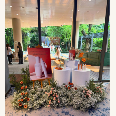 การจัดดอกไม้โทนสีส้มอบอุ่นสไตล์ Modern Classic โดย Le Floriste ในงาน Sulwhasoo Bounce to Youth เสริมบรรยากาศกิจกรรม Wellness และ Sound Healing สำหรับงานอีเวนต์การตลาด