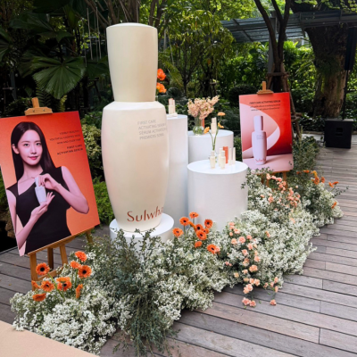 การจัดดอกไม้โทนสีส้มอบอุ่นสไตล์ Modern Classic โดย Le Floriste ในงาน Sulwhasoo Bounce to Youth เสริมบรรยากาศกิจกรรม Wellness และ Sound Healing สำหรับงานอีเวนต์การตลาด