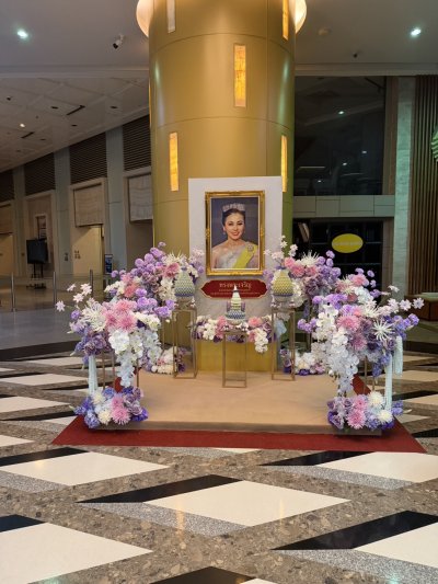 บริการจัดทำซุ้มเฉลิมพระเกียรติและตกแต่งดอกไม้สดโทนสีม่วง-ชมพู โดย Le Floriste สตูดิโอออกแบบดอกไม้และ Event Floristry ครบวงจร สำหรับงานพิธีสำคัญและนิทรรศการเฉลิมพระเกียรติ สมเด็จพระนางเจ้าฯ พระบรมราชินี