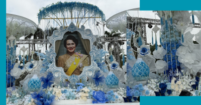 ซุ้มพิธีการงานกาชาดประจำปี 2568 ตกแต่งด้วยดอกไม้โทนสีฟ้าและขาว จัดวางอย่างสุภาพตามรูปแบบพิธีการกลางแจ้ง