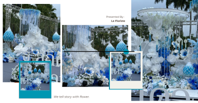 ซุ้มพิธีการงานกาชาดประจำปี 2568 ตกแต่งด้วยดอกไม้โทนสีฟ้าและขาว จัดวางอย่างสุภาพตามรูปแบบพิธีการกลางแจ้ง