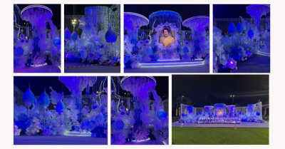 ซุ้มพิธีการงานกาชาดประจำปี 2568 ตกแต่งด้วยดอกไม้โทนสีฟ้าและขาว จัดวางอย่างสุภาพตามรูปแบบพิธีการกลางแจ้ง