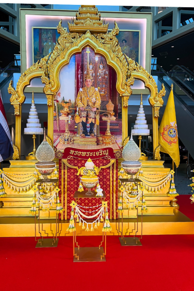 ซุ้มเฉลิมพระเกียรติสีทองสง่างามพร้อมดอกไม้สีเหลืองอร่าม ณ สถานที่จัดงาน จัดทำโดยผู้รับเหมาจัดซุ้มพิธีการ ช่างดอกไม้งานเฉลิมพระเกียรติ และบริการจัดดอกไม้งานพิธีการนอกสถานที่ สำหรับงานราชการและงานถวายความเคารพ