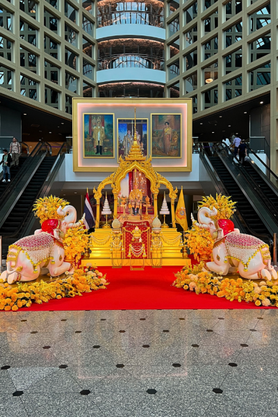 ซุ้มเฉลิมพระเกียรติสีทองสง่างามพร้อมดอกไม้สีเหลืองอร่าม ณ สถานที่จัดงาน จัดทำโดยผู้รับเหมาจัดซุ้มพิธีการ ช่างดอกไม้งานเฉลิมพระเกียรติ และบริการจัดดอกไม้งานพิธีการนอกสถานที่ สำหรับงานราชการและงานถวายความเคารพ