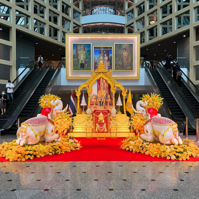 ซุ้มเฉลิมพระเกียรติสีทองสง่างามพร้อมดอกไม้สีเหลืองอร่าม ณ สถานที่จัดงาน จัดทำโดยผู้รับเหมาจัดซุ้มพิธีการ ช่างดอกไม้งานเฉลิมพระเกียรติ และบริการจัดดอกไม้งานพิธีการนอกสถานที่ สำหรับงานราชการและงานถวายความเคารพ